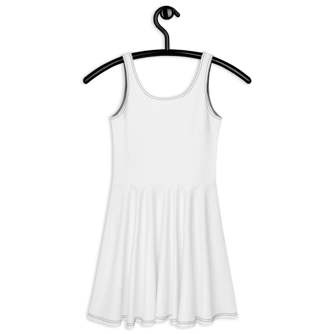 Achterkant van de effen witte Measterwerk skaterjurk voor dames, hangend aan een kledinghanger.