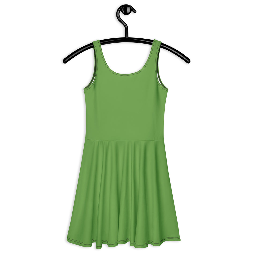 Achterkant van de effen groene Measterwerk skaterjurk voor dames, hangend aan een kledinghanger.