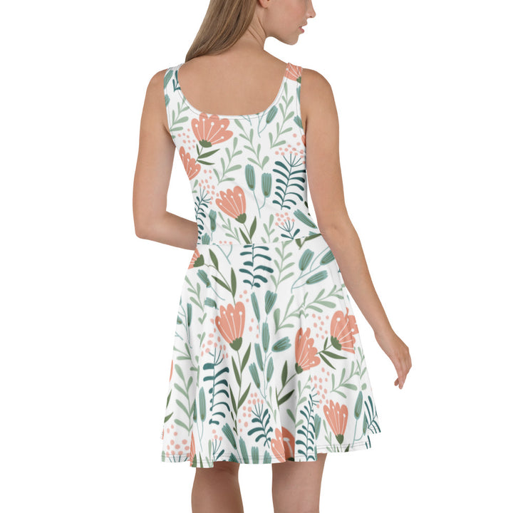 Achterkant van een model die de Measterwerk dames skaterjurk met all-over bloemenprint draagt.