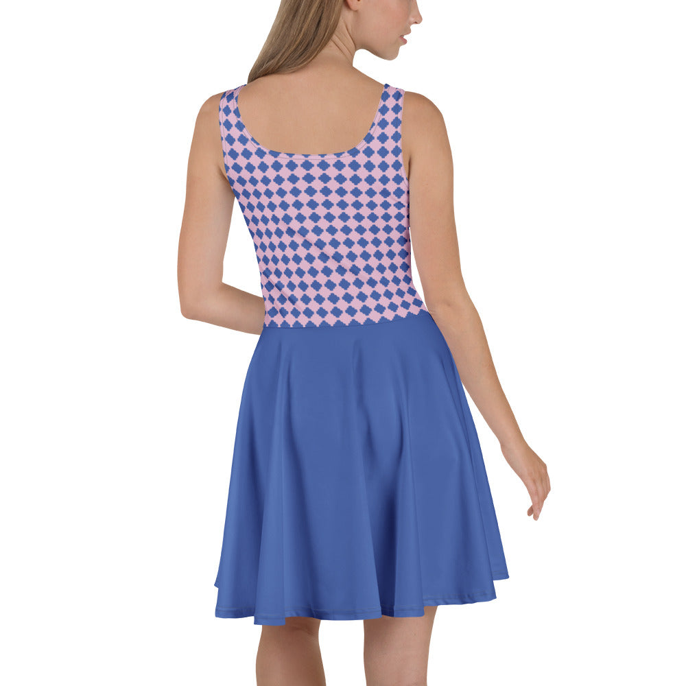 Achterkant van een model die de Measterwerk dames skaterjurk met all-over blauw met rose geruite top draagt.