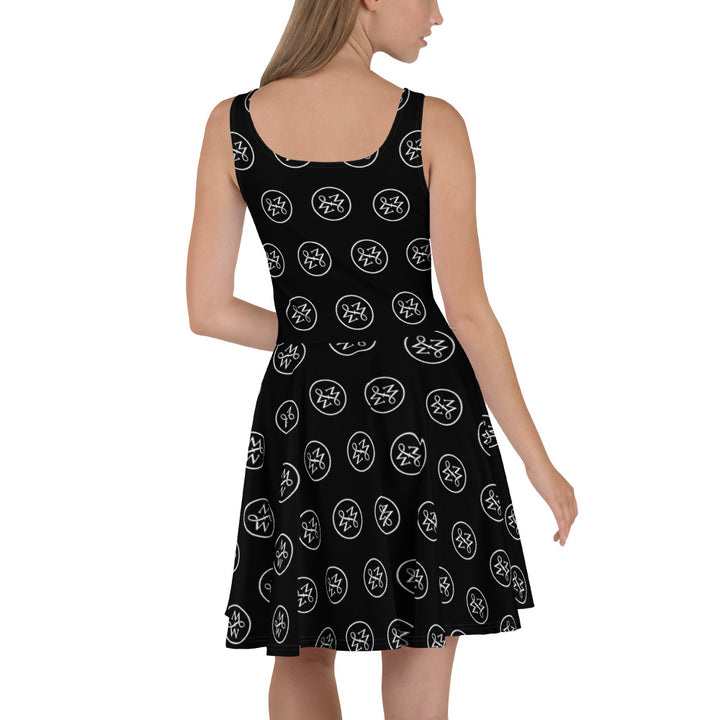 Achterkant van een model die de zwarte Measterwerk dames skaterjurk met all-over MW-wit-logo print draagt.