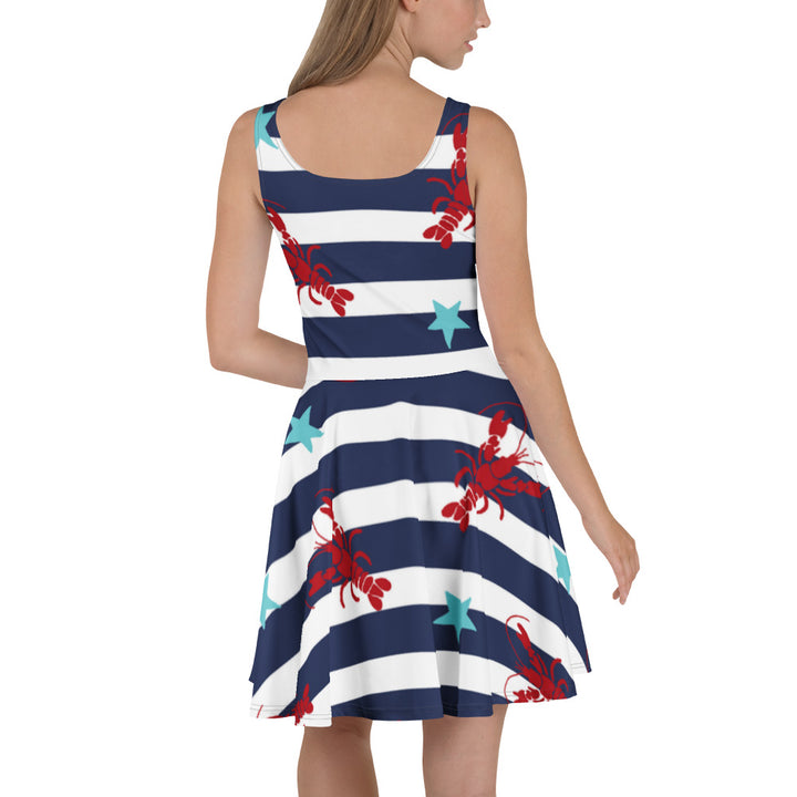 Achterkant van een model die de Measterwerk dames skaterjurk met all-over wit met blauwe strepen draagt met een rode kreeften all over print.
