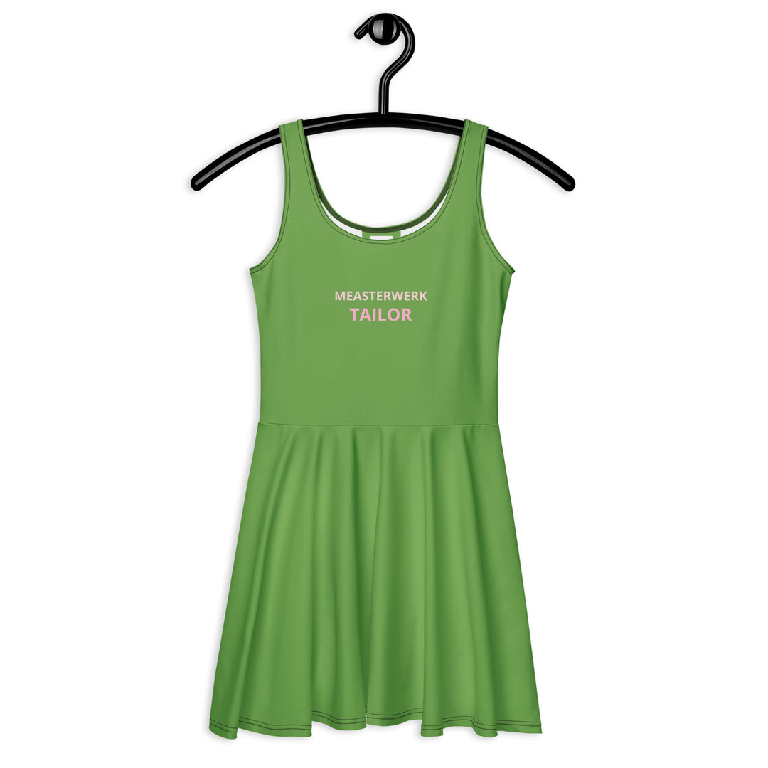 Effen groene dames skaterjurk van Measterwerk hangend aan een kledinghanger, voorkant.