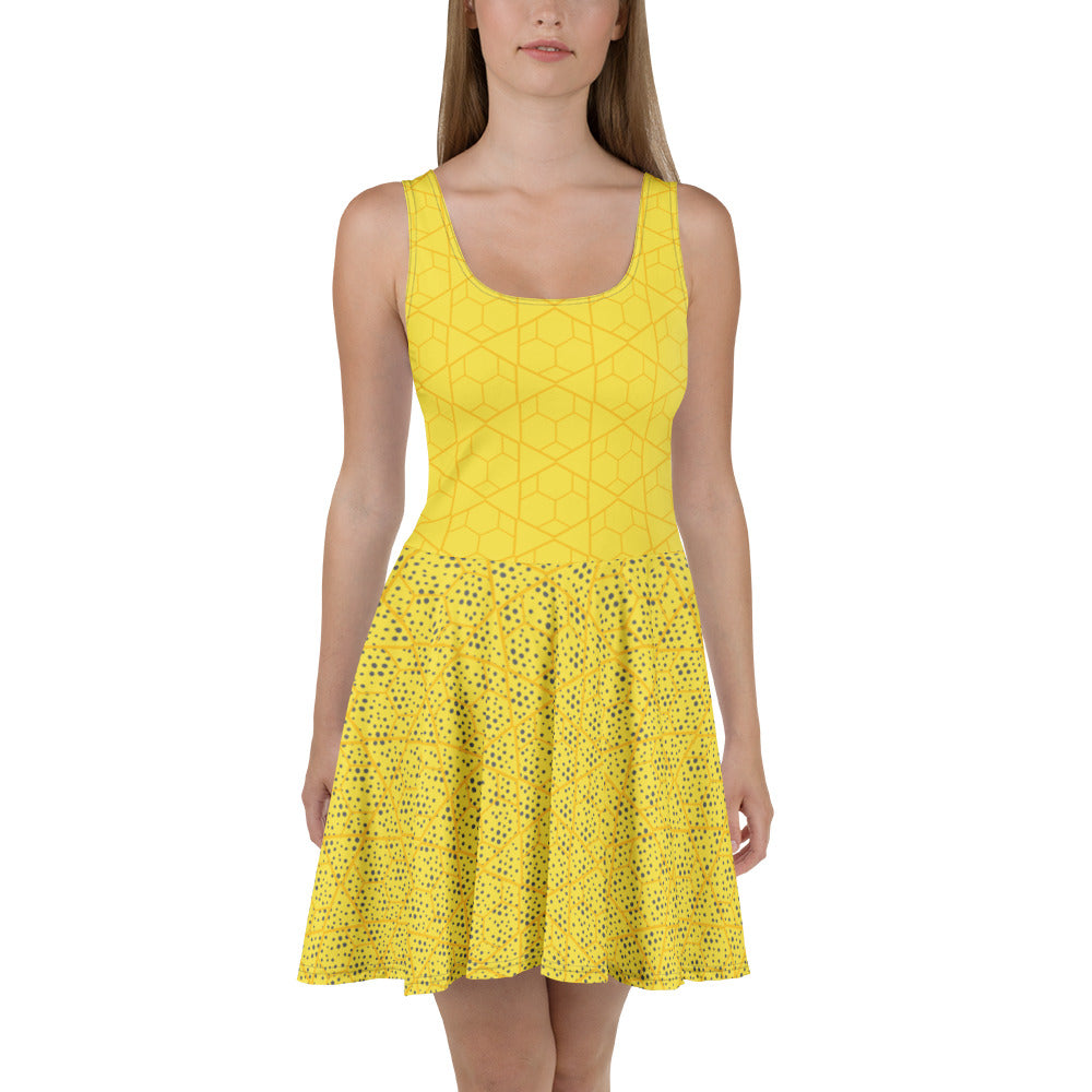 Sfeerfoto van een model in de Measterwerk dames skaterjurk met een gele all over print geometrisch, vooraanzicht.