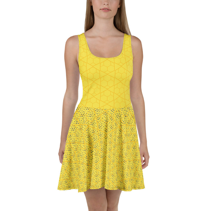 Sfeerfoto van een model in de Measterwerk dames skaterjurk met een gele all over print geometrisch, vooraanzicht.