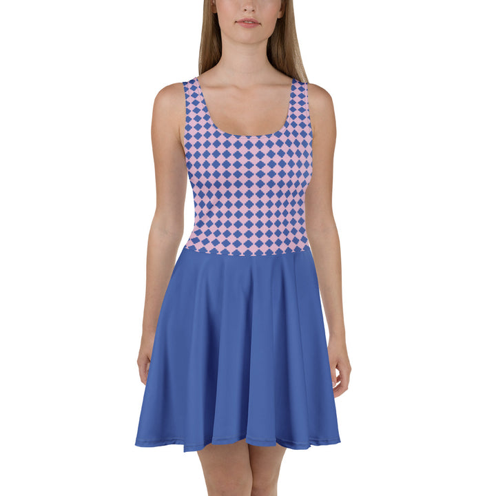 Sfeerfoto van een model in de Measterwerk dames skaterjurk met een blauwe all over print met roze ruiten top, vooraanzicht.