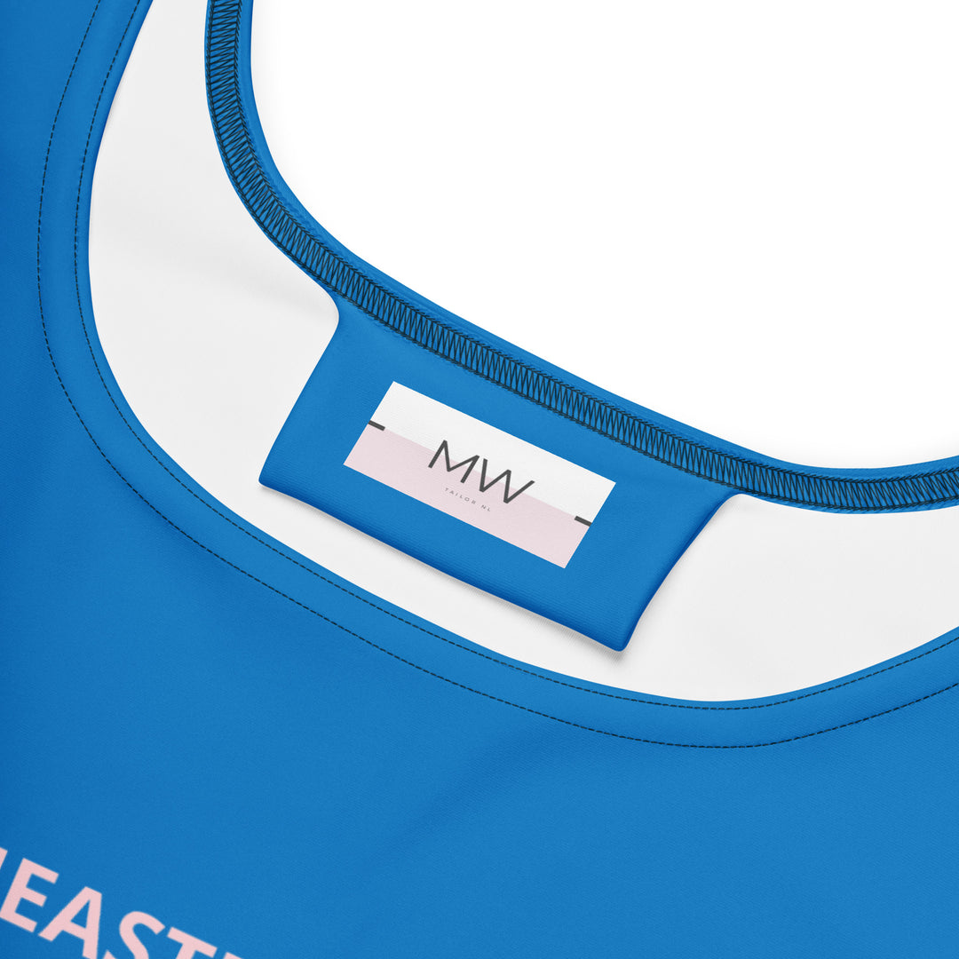 Close-up van het Measterwerk kledinglabel en de hoogwaardige navy blauwe stof van de dames skaterjurk.