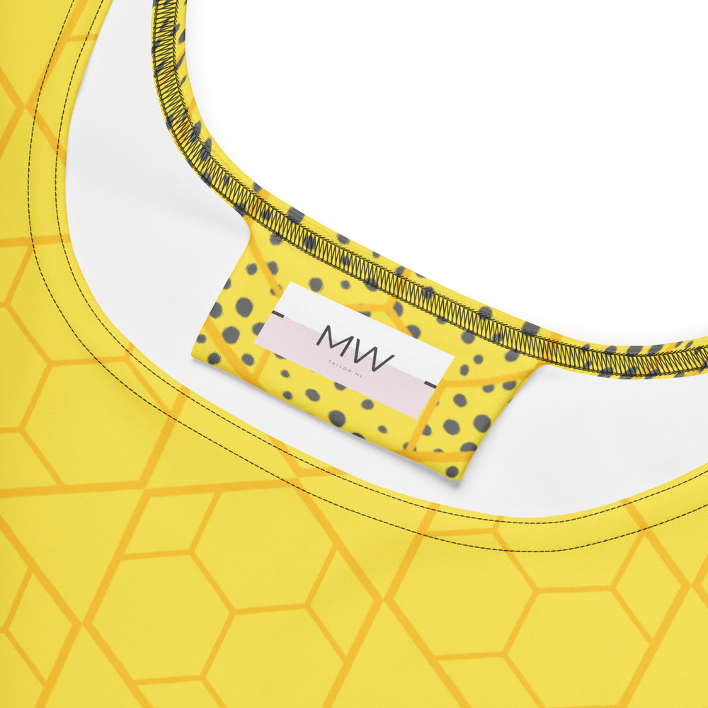 Close-up van het Measterwerk kledinglabel en het all-over geprinte gele geometrische vormen van de skaterjurk.