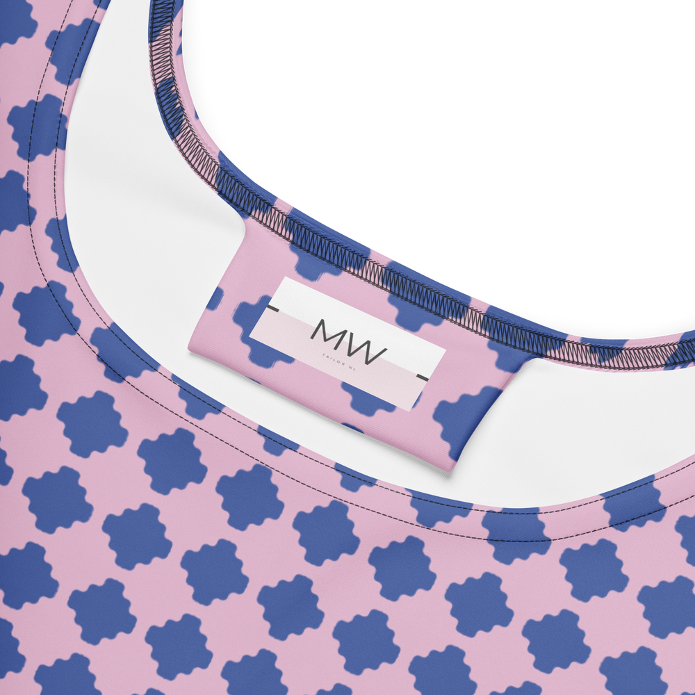 Close-up van het Measterwerk kledinglabel en het all-over geprinte blauw met roze ruit van de skaterjurk.