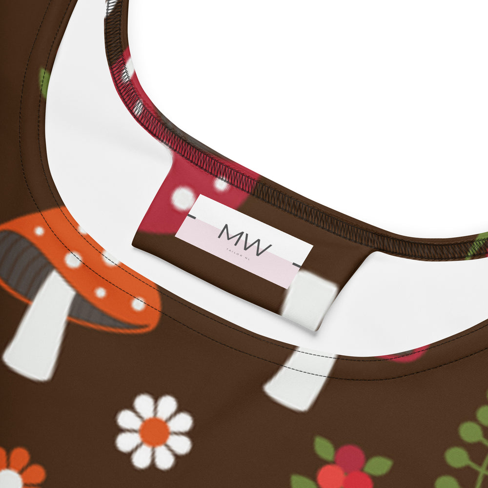 Close-up van het Measterwerk kledinglabel en het all-over geprinte paddenstoelenprint bruin van de skaterjurk.
