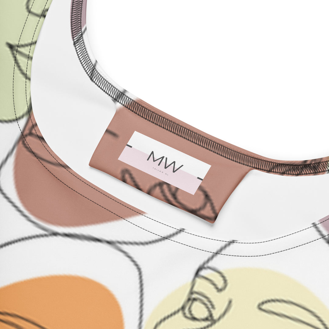 Close-up van het Measterwerk kledinglabel en het all-over geprinte hoofden op de witte skaterjurk.