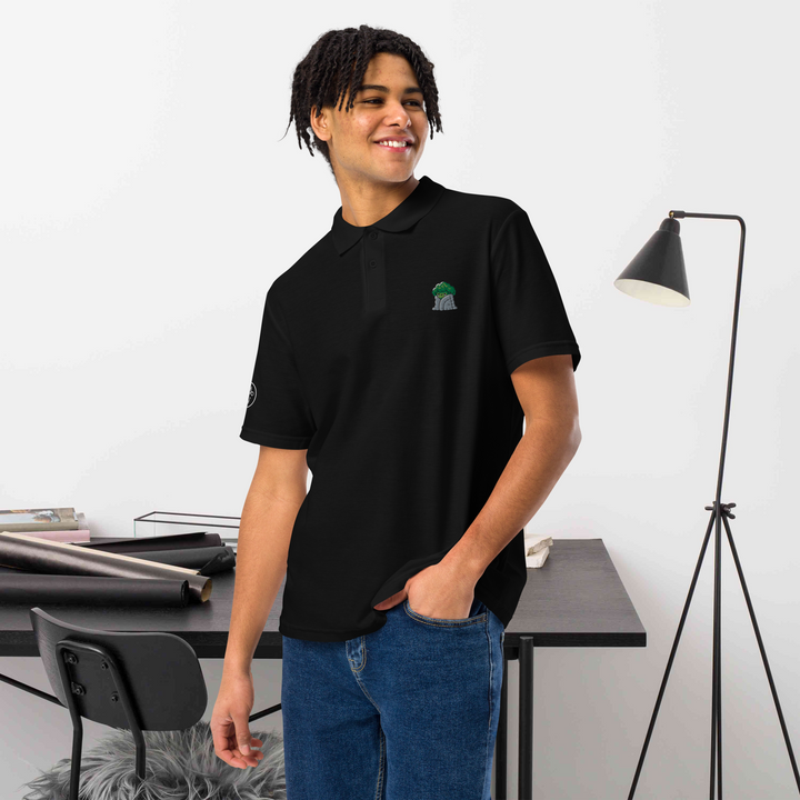 TheVeggieClub Duurzame Heren Fashion – Basic Piqué Poloshirt met geborduurd Broccoli logo B25 – Zwart voorkant met model