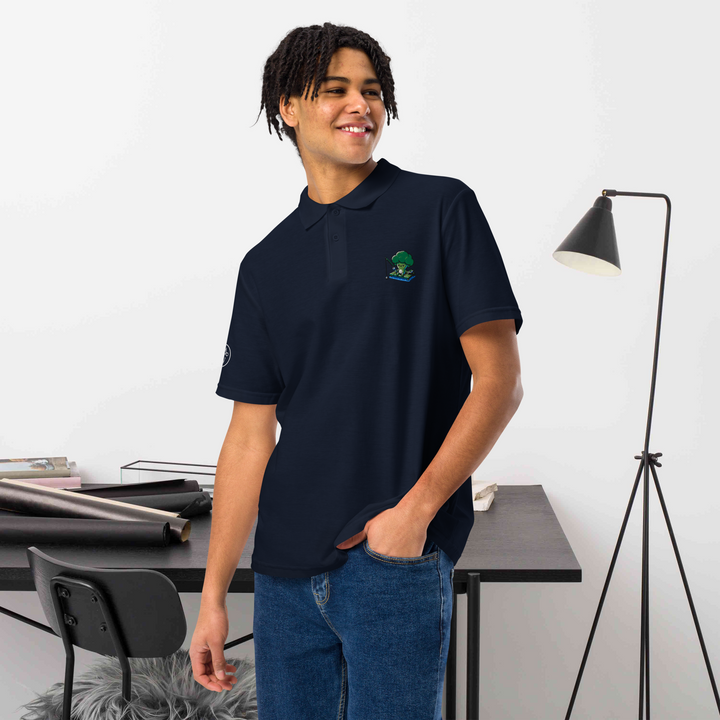 TheVeggieClub Duurzame Heren Fashion – Basic Piqué Poloshirt met geborduurd Broccoli logo B34 – Navy voorkant met model