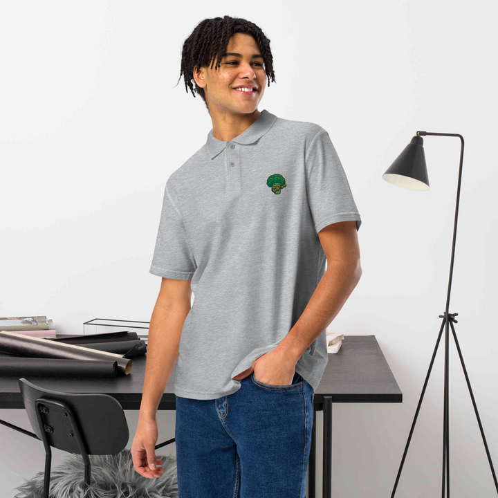 TheVeggieClub Duurzame Heren Fashion – Basic Piqué Poloshirt met geborduurd Broccoli logo B20 – Sport Grijs voorkant met model
