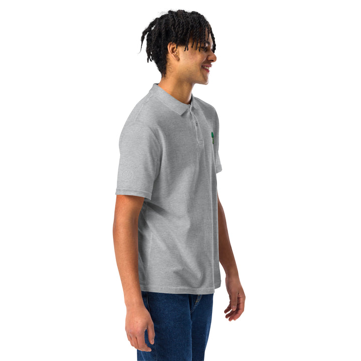 TheVeggieClub Duurzame Heren Fashion – Basic Piqué Poloshirt met geborduurd Broccoli logo B15 – Sport Grijs zijkant met model