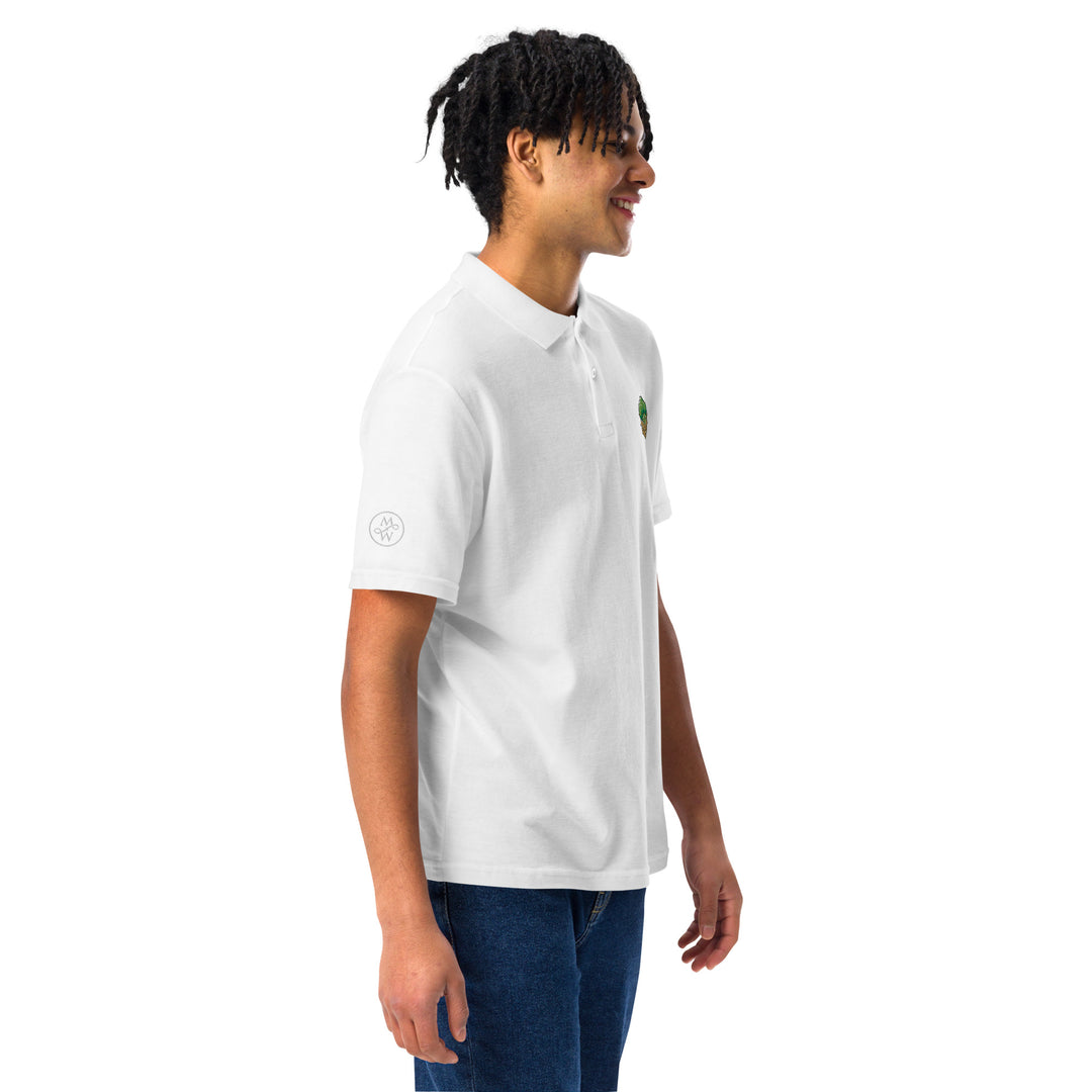 TheVeggieClub Duurzame Heren Fashion – Basic Piqué Poloshirt met geborduurd Broccoli logo B24 – Wit zijkant met model